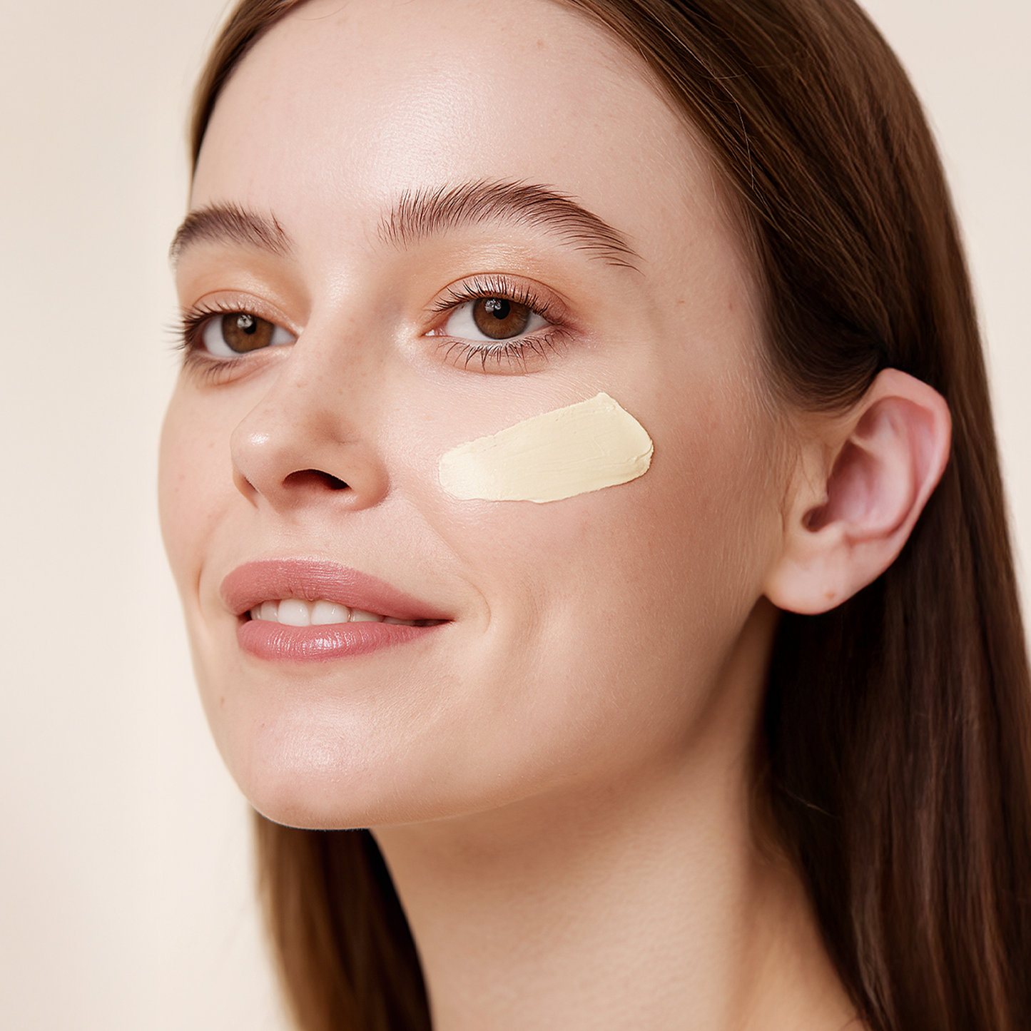 Hydrating eye serum with hyaluronic acid and vitamin C